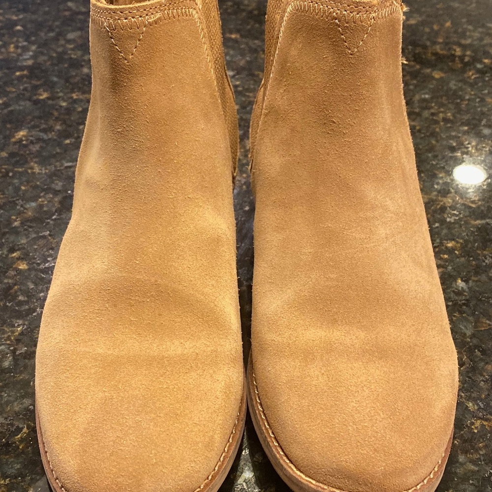 EUC TOMS Women Toffee Suede Chelsea Boots Size 7
